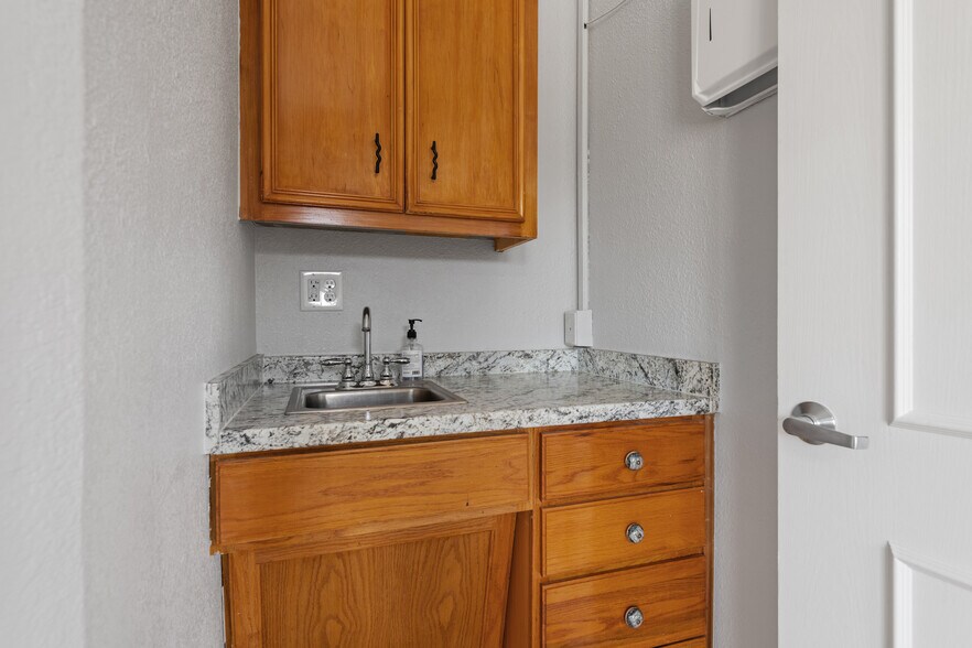 More Photos Of 103 Thousand Oaks Blvd, Georgetown Medical For Lease