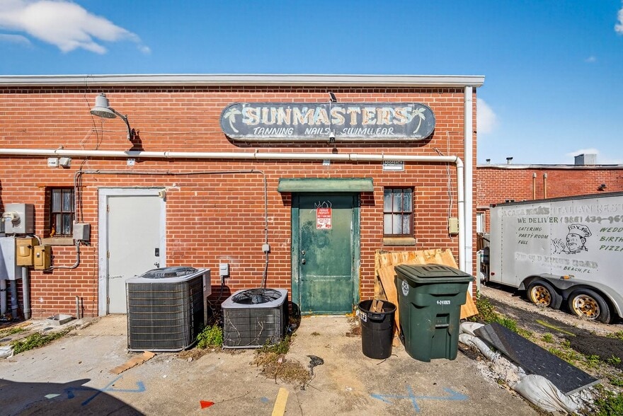 More Photos Of 141 W International Speedway Blvd, Daytona Beach Storefront For Sale