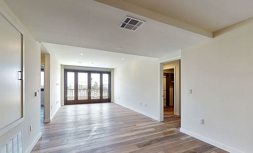 More Photos Of 1070 S Bedford St, Los Angeles Multifamily For Sale