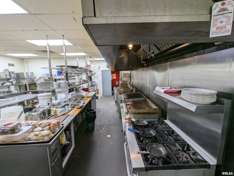More Photos Of 110 E Knoxville St, Brimfield Restaurant For Sale