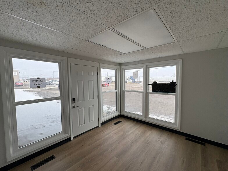 More Photos Of 4911 Industrial Rd, Fort Wayne Warehouse For Lease