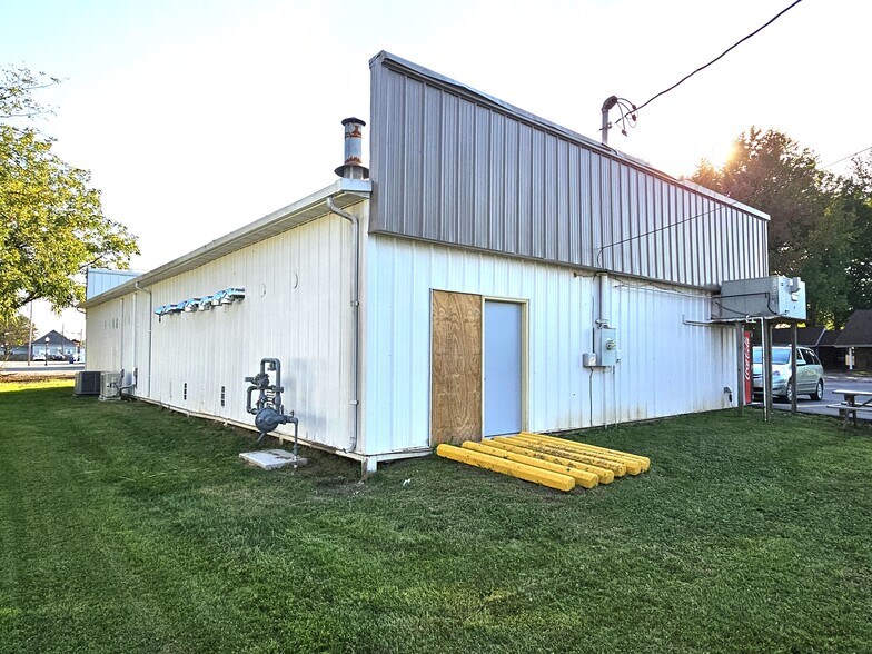 More Photos Of 512 W Egyptian Ave, Christopher Bar For Sale