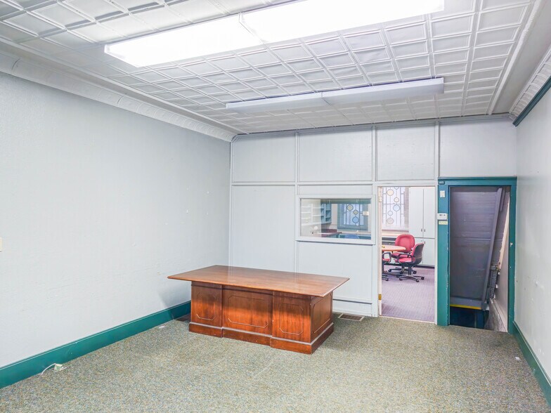 More Photos Of 2703 S 10th St, Omaha Storefront For Sale