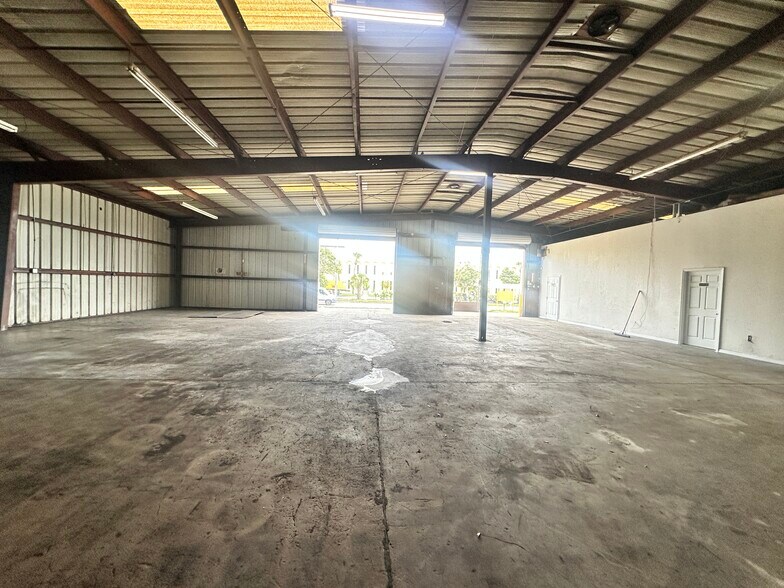 More Photos Of 3876 Bengert St, Orlando Warehouse For Lease