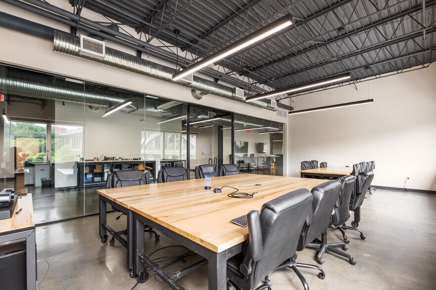 More Photos Of 1215 W 12th St, Kansas City Flex For Lease