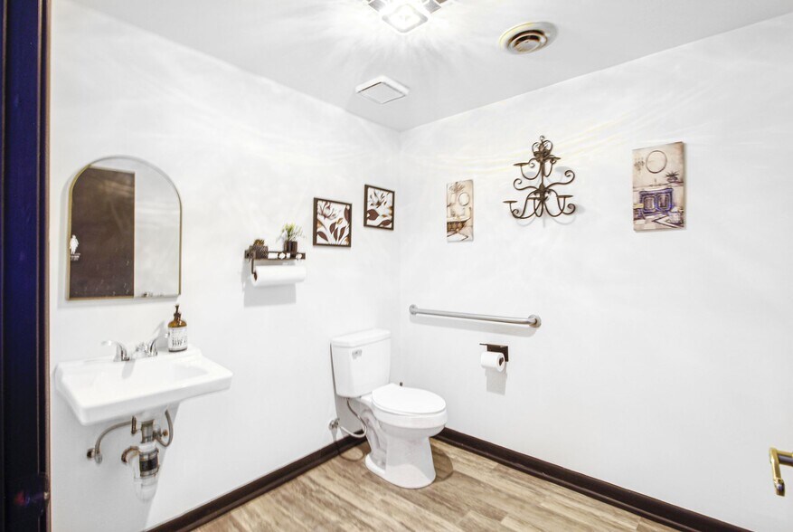 More Photos Of 111 Water St, Horse Cave Storefront For Sale