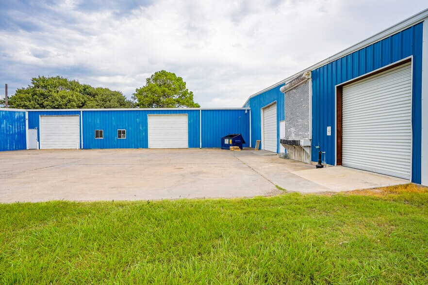 More Photos Of 601 S Meadow Ln, El Campo Warehouse For Lease