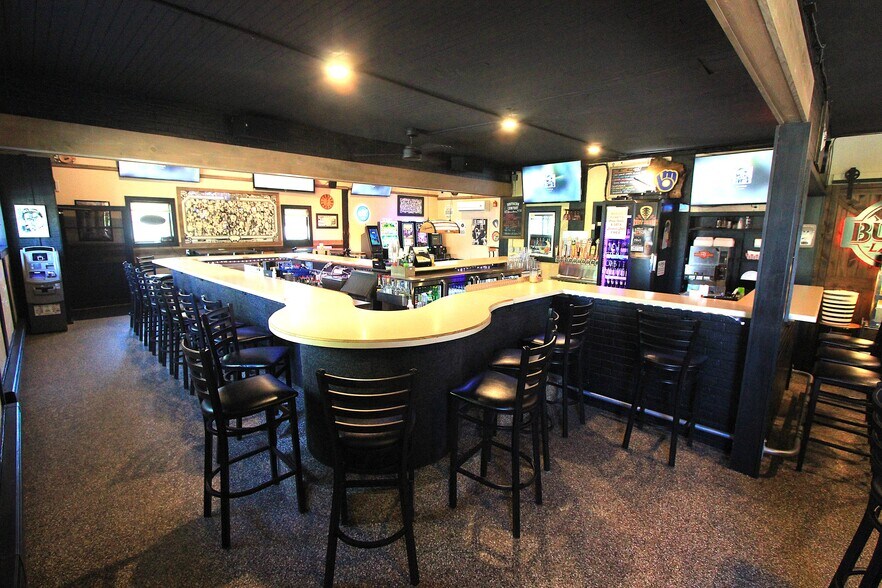 More Photos Of W3239 Dundas Rd, Kaukauna Bar For Sale
