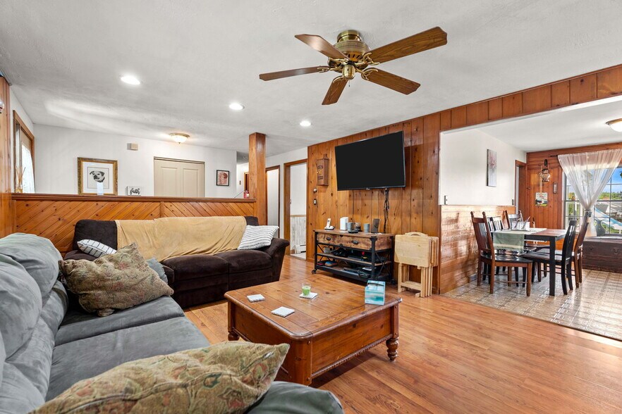 More Photos Of 25 Beacon St, Amesbury Showroom For Sale