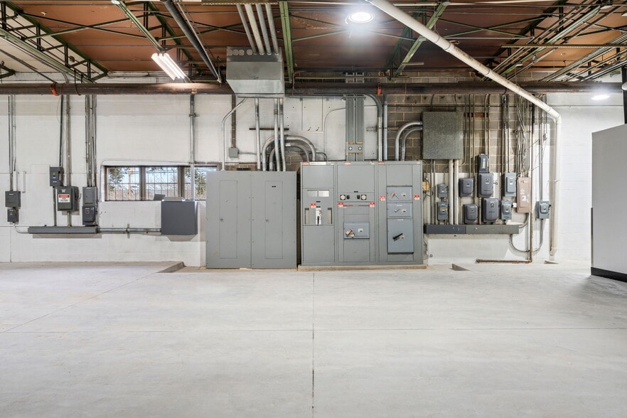 More Photos Of 8107 Chancellor Row, Dallas Warehouse For Lease