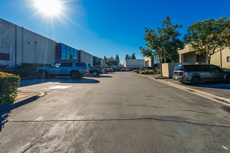 More Photos Of 1672-1688 Sierra Madre Cir, Placentia Showroom For Lease