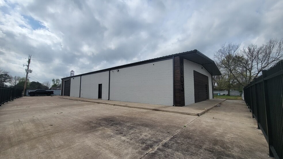 More Photos Of 8603 Shoal Creek Dr, Houston Warehouse For Sale