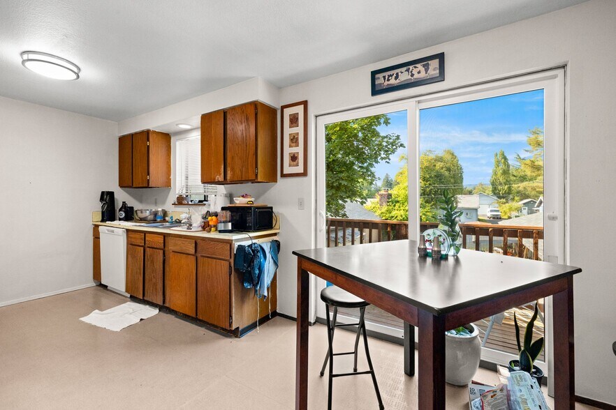 More Photos Of 903 W Charles St, Newberg Apartments For Sale
