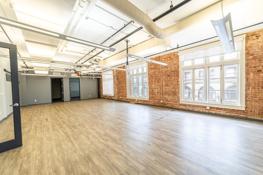 More Photos Of 600 Navarro St, San Antonio Office For Sale