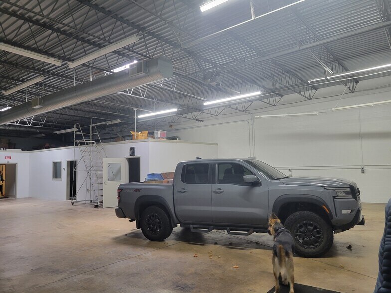 More Photos Of 290 Telser Rd, Lake Zurich Warehouse For Lease