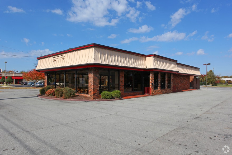 Primary Photo Of 4016 University Dr NW, Huntsville Fast Food For Lease