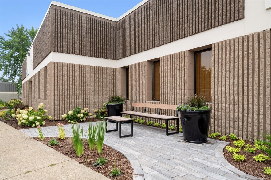 More Photos Of 9701-9727 Valley View Rd, Eden Prairie Showroom For Lease