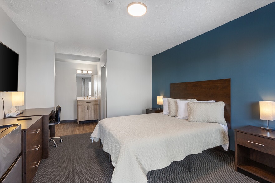 More Photos Of 26553 Magnolia Road, Underwood Hotel For Sale