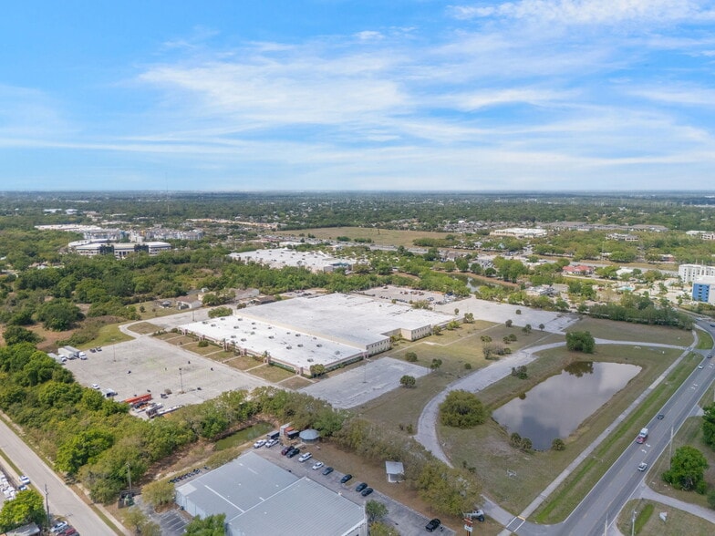 More Photos Of 100-106 Cattlemen Rd, Sarasota Distribution For Sale