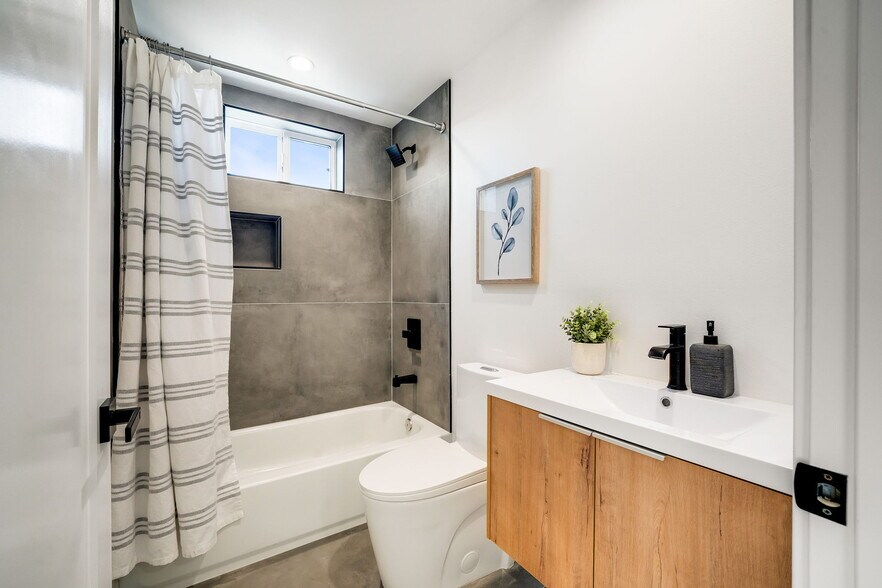 More Photos Of 6082 W 18th St, Los Angeles Apartments For Sale