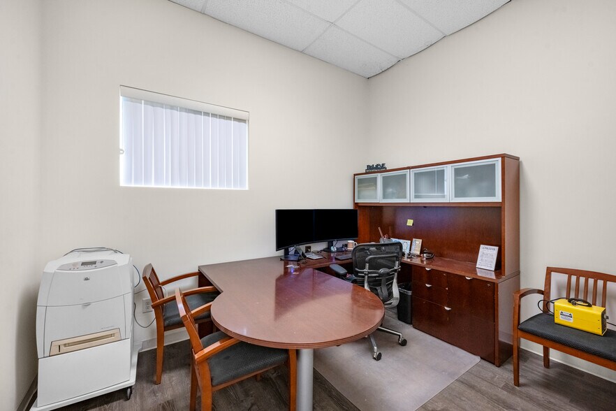 More Photos Of 3609 N Frazier St, Conroe Office For Sale