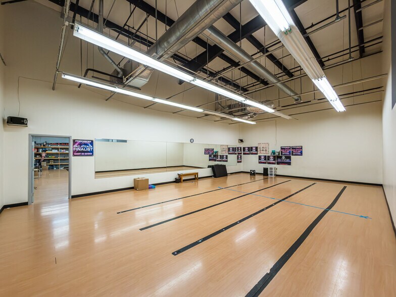 More Photos Of 8039-8055 Warwick Ave, Louisville Light Manufacturing For Lease