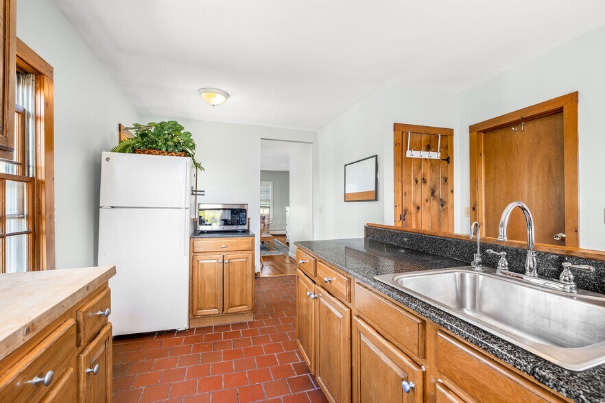 More Photos Of 557 Center Rd, New Shoreham Apartments For Sale