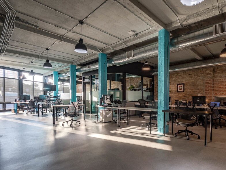 More Photos Of 3033-3035 N Clark St, Chicago Office For Sale
