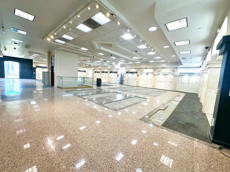 More Photos Of 12640 Riverside Dr, Valley Village Storefront Retail Office For Sale
