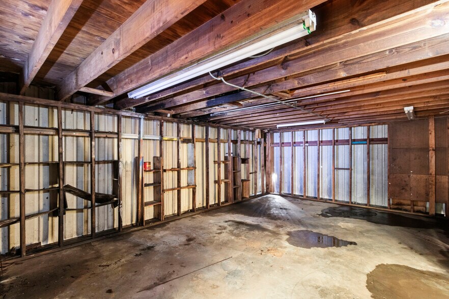 More Photos Of 1801 N Main St, Baytown Flex For Sale