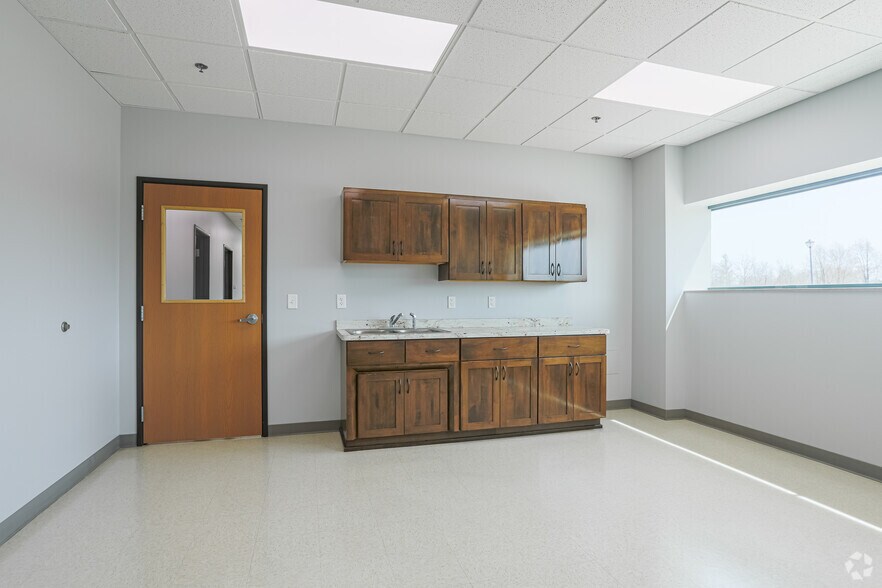 More Photos Of 1060 Commerce Dr, Farwell Manufacturing For Lease