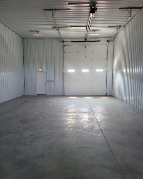 More Photos Of 11668 Broadway St, Alden Warehouse For Lease