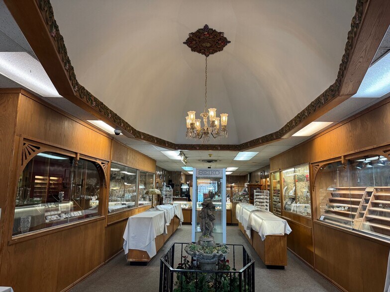 More Photos Of 623 S Kansas Ave, Topeka Storefront Retail Office For Sale