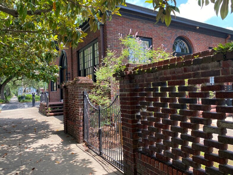 More Photos Of 134 Houston St, Savannah Freestanding For Lease