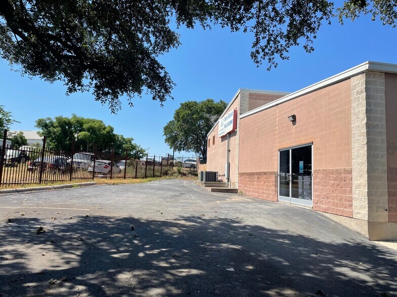 More Photos Of 11110 Wye St, San Antonio Flex For Lease