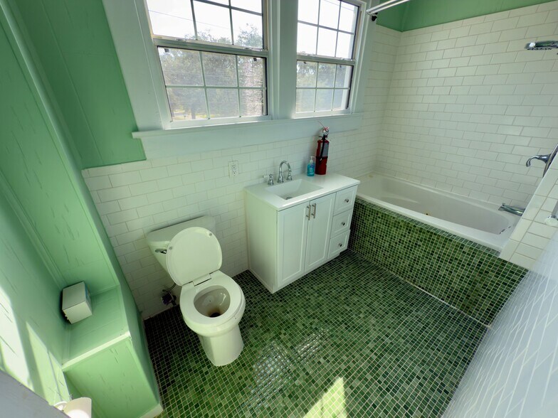 More Photos Of 824 E La Rua St, Pensacola Freestanding For Sale