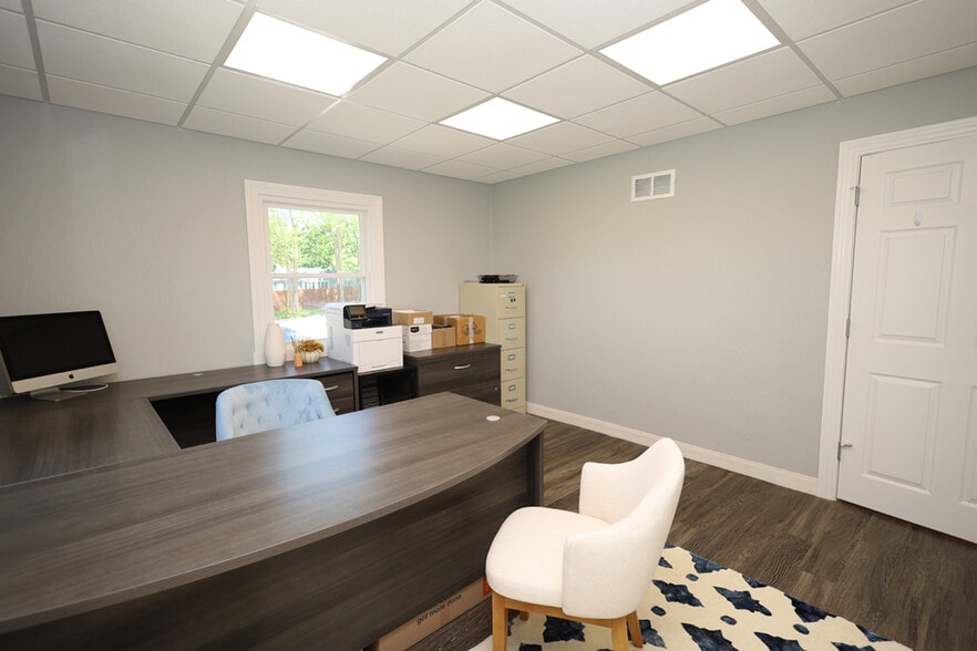 More Photos Of 235 W Franklin St, Centerville Storefront Retail Office For Lease