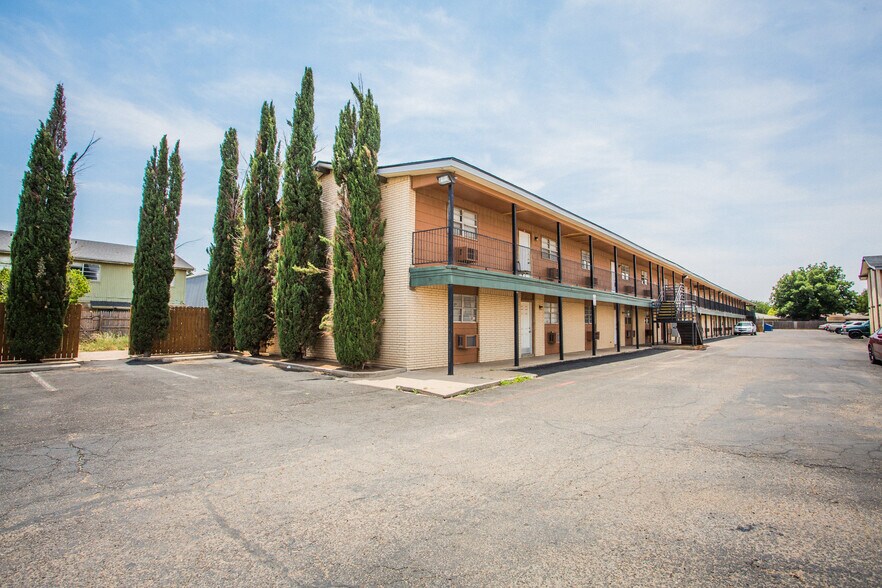 Primary Photo Of 7410 Quaker Ave, Lubbock Apartments For Sale