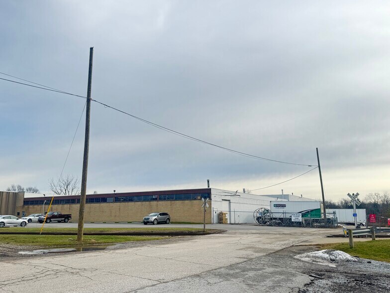 More Photos Of 880 W Waterloo Rd, Akron Warehouse For Lease