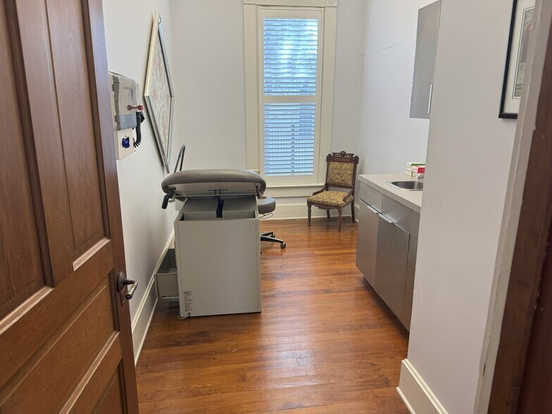 More Photos Of 2509 Thomas Ave, Dallas Freestanding For Lease