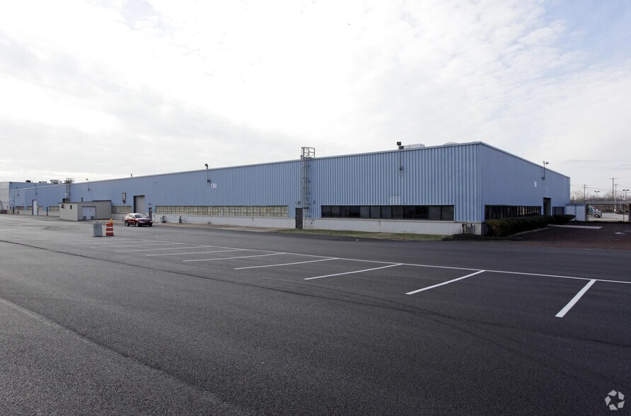 More Photos Of 122 Mill Rd, Oaks Warehouse For Lease