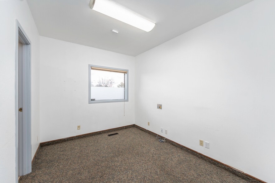 More Photos Of 1336 E Hunter Pl, Moses Lake Office For Sale