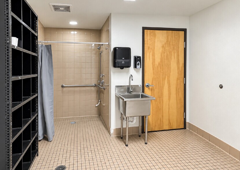 More Photos Of 1111 Menaul Blvd NE, Albuquerque Medical For Sale