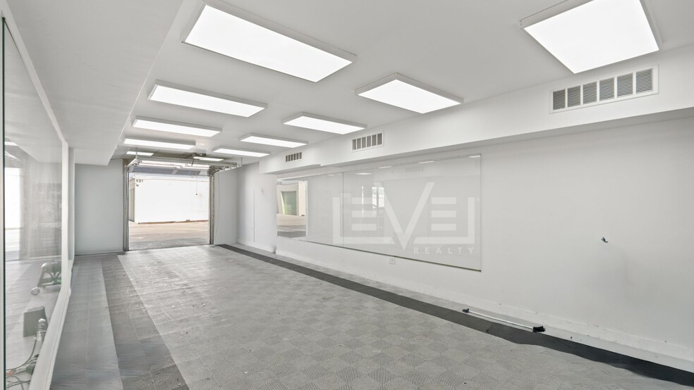 More Photos Of 3472 NE 5th Ave, Oakland Park Showroom For Lease