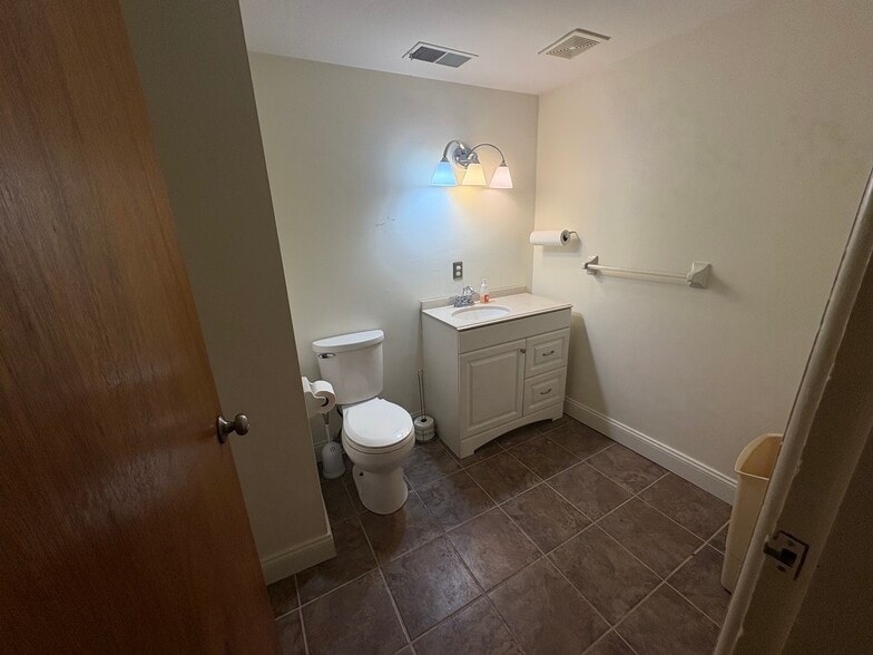More Photos Of 114 Wellington Pl, Cincinnati Office Residential For Lease