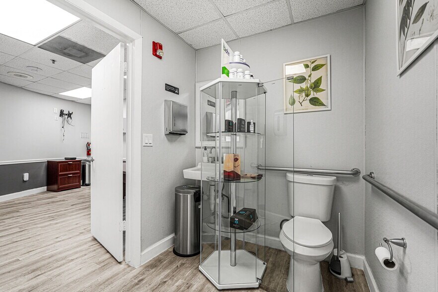 More Photos Of 2645 SW 37th Ave, Miami Medical For Sale