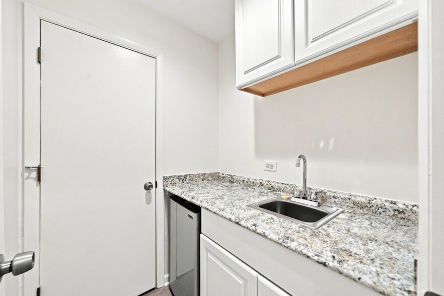 More Photos Of 600 Houze Way, Roswell Medical For Lease