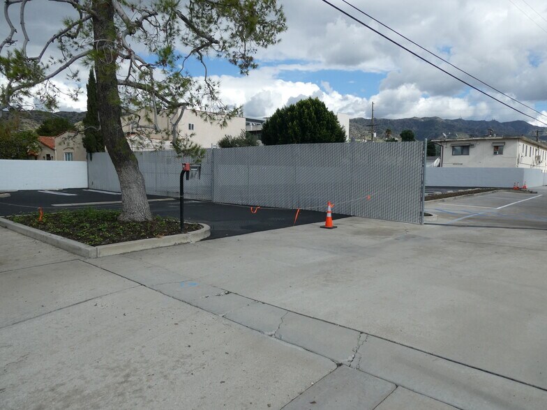More Photos Of 3500 N San Fernando Blvd, Burbank Flex For Sale