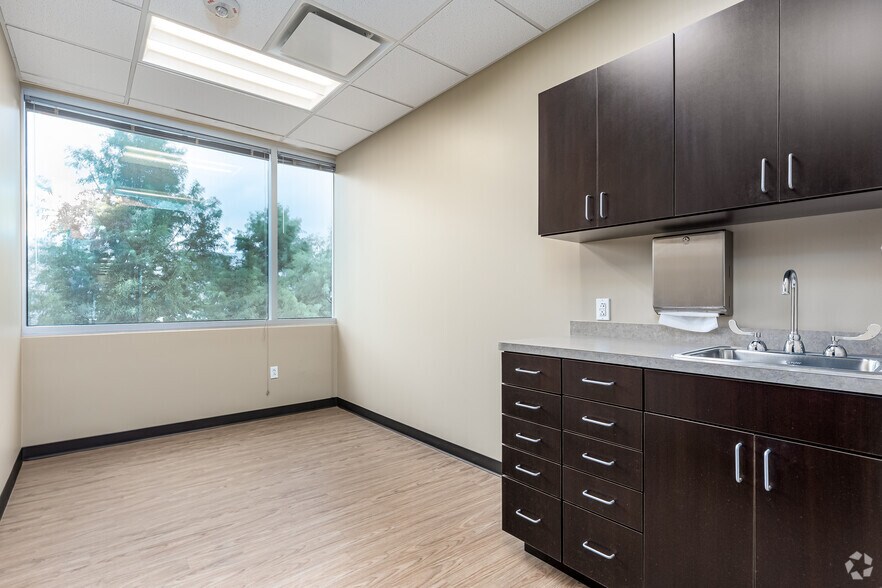 More Photos Of 11970 N Central Expy, Dallas Medical For Lease