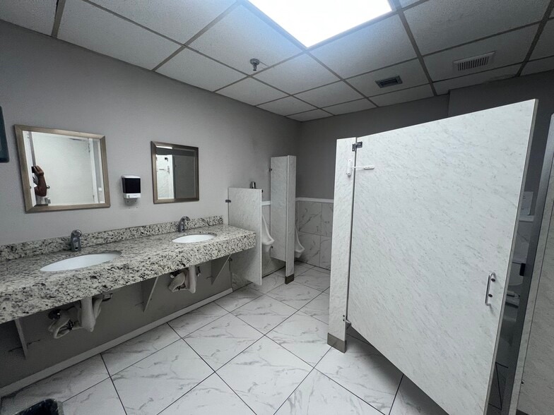 More Photos Of 4445 W 16th Ave, Hialeah Office Residential For Lease